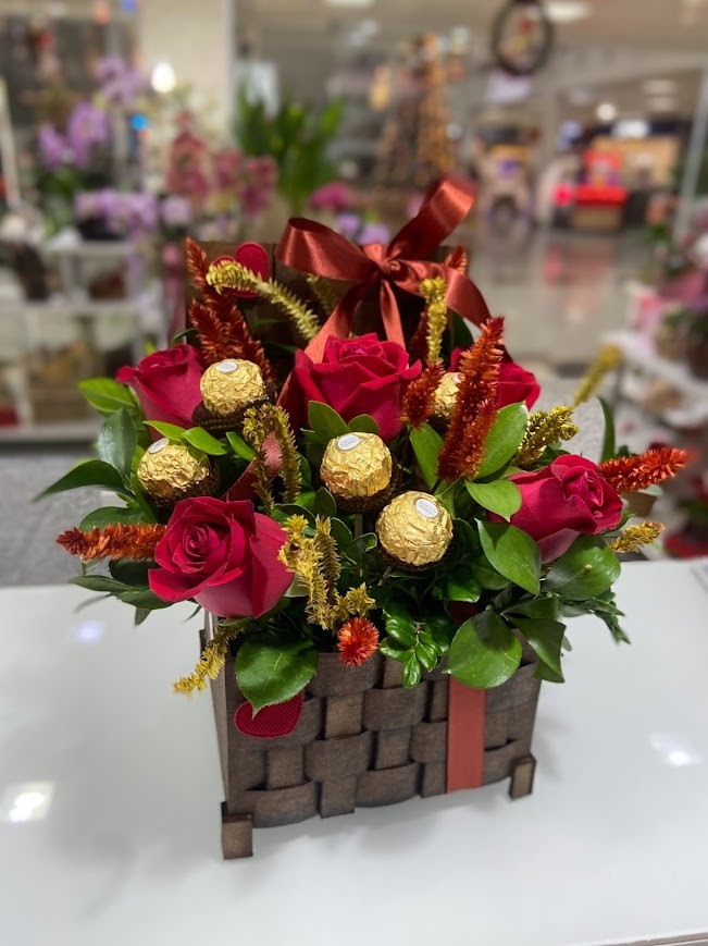 Baú Romântico Com Rosas e Chocolates ❤️