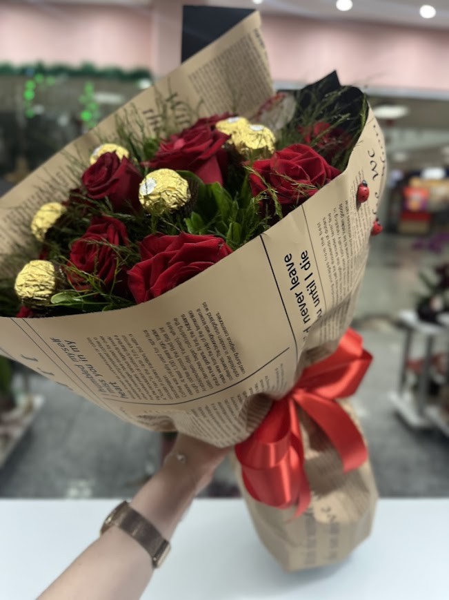 Buquê com 12 Rosas e 8 Chocolates 