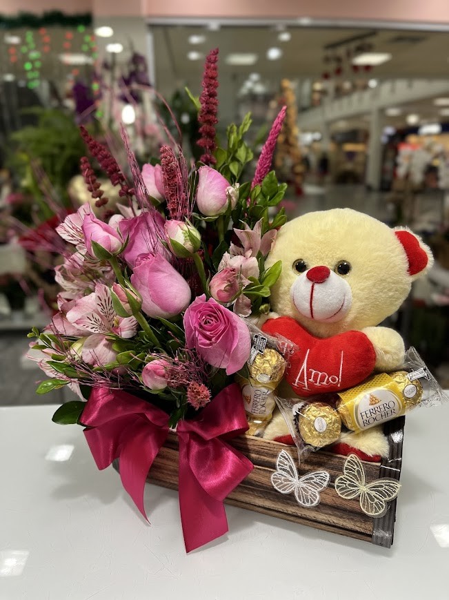 Cesta com Rosas, Ursinho e Chocolate 